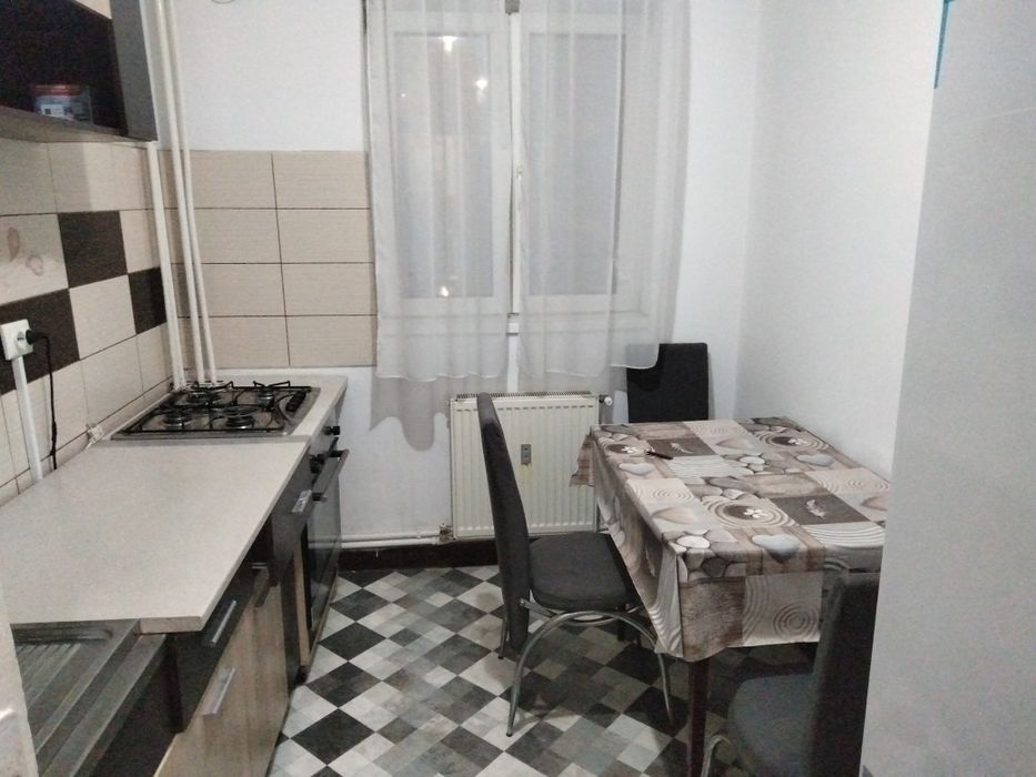 Închiriez apartament cu 3 camere