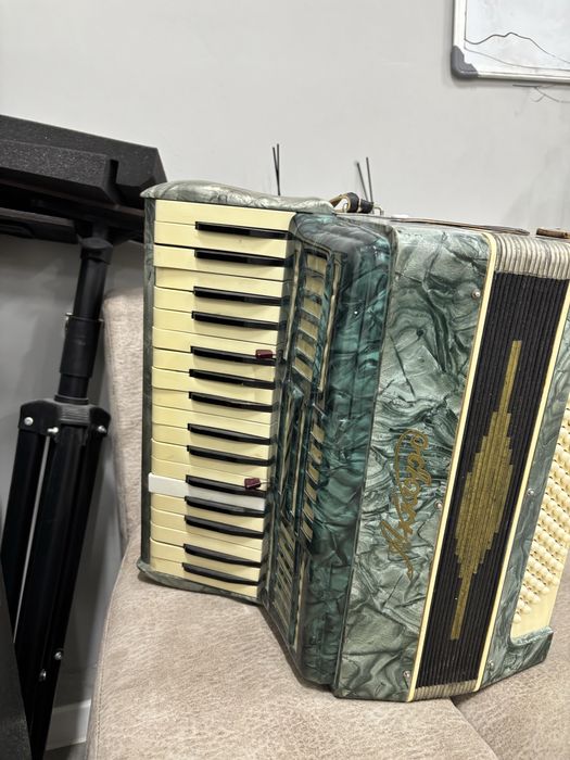 Продается калонка, акордион, студийный микрофон
