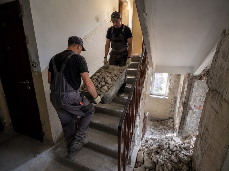Debarasări Apartamente, Beciuri, Poduri și Pivnițe | Debarasare Mobila Veche, Moloz și Gunoi | Demolări & Curățare Curți