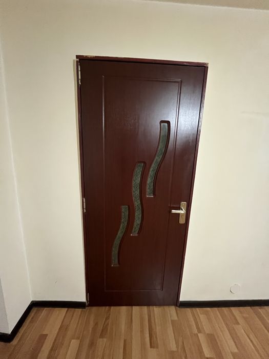 Caut 2 baieti pentru scos parchetul