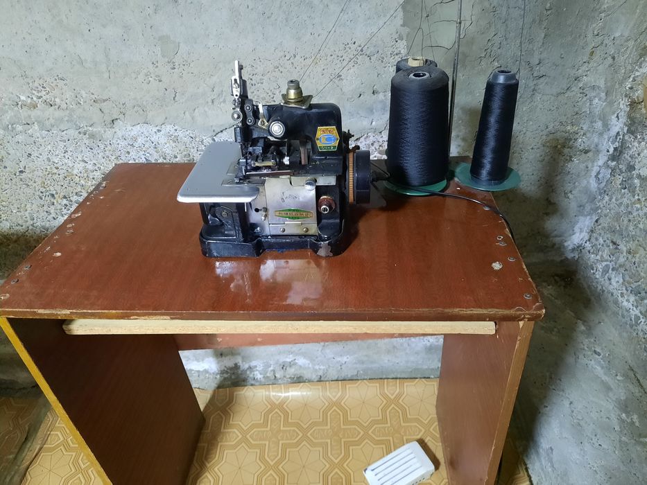 Швейная машинка оверлок