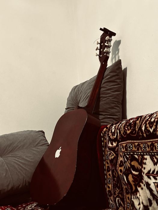 Гитара жақсы струналар уақытылы ауыстырылған капо,чехолымен