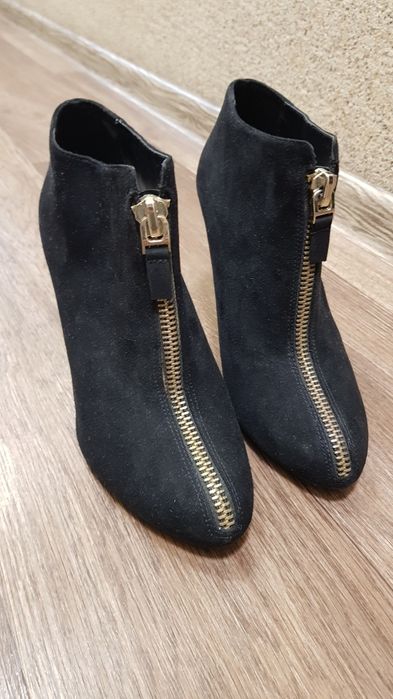 Замшевые ботильоны Zara
