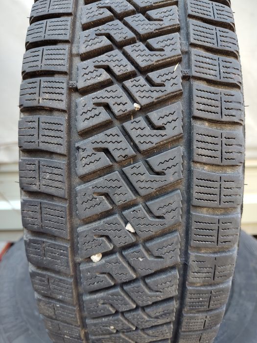 Продавам 2 зимни гуми 205/65/16 С бус Lassa