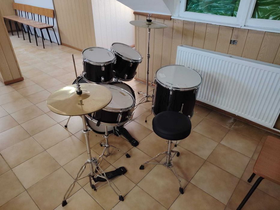 Set de tobe Startone, complet, în stare foarte bună.