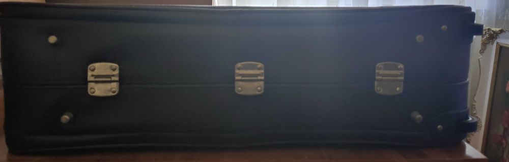 Troller / geamantan cu 2 role, stare f. buna, cca 70 x 50 x 15 cm, piele ecologica rezistenta si impermeabila, cheie