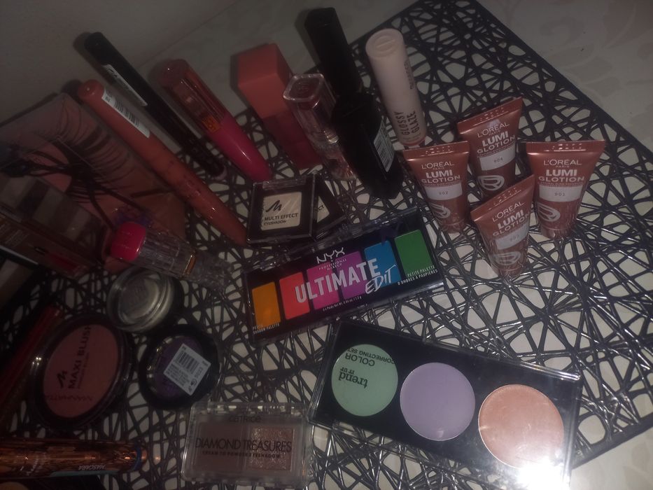 Vând produse de make-up!