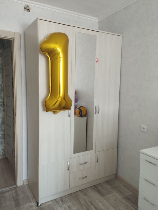 Продам шкаф вместительный с зеркалом