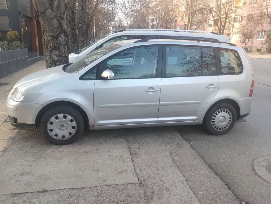Кола Volkswagen Touran