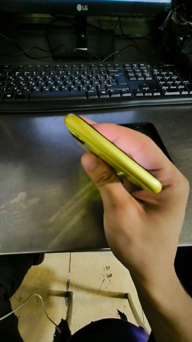 Iphone 11 sotiladi srochna