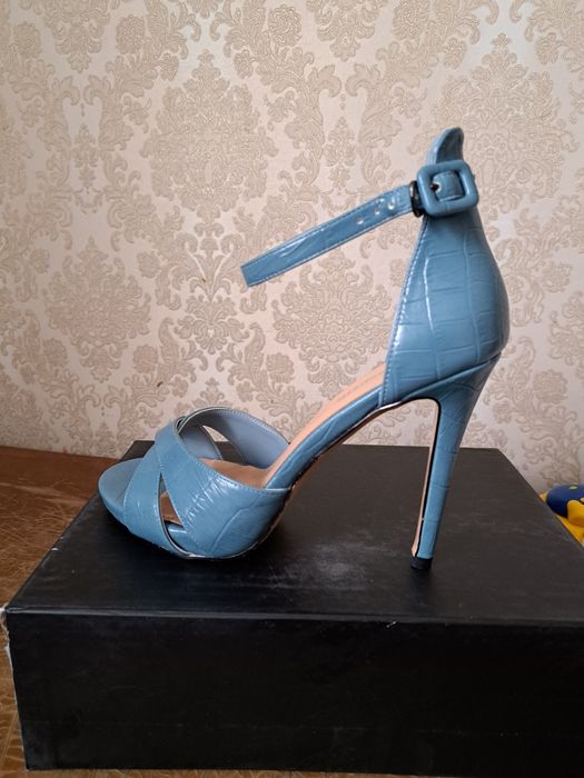 Продам босоножки