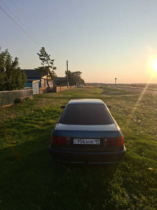 Увереная Ауди 80 б4
