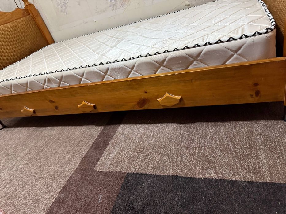 Кровать и матрас вместе