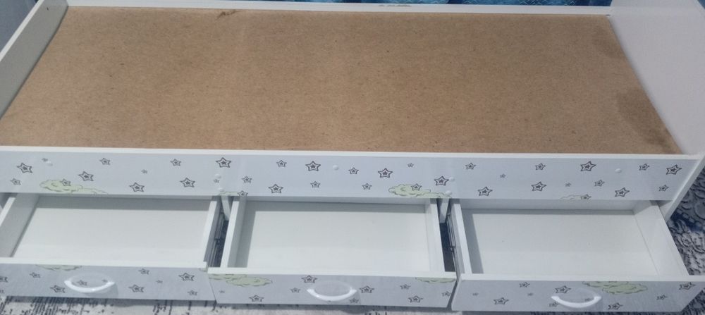 Detskiy krovat va yig'ma shkaf sotiladi