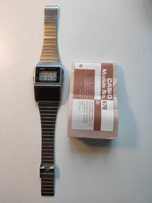 Продават се ретро ръчни електронни часовници с калкулатор CASIO