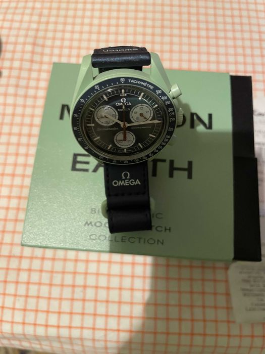 Часовник Swatch Omega Earth