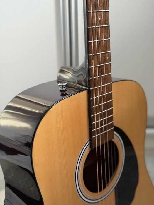 Акустическая Гитара Fender с набором аксессуаров.