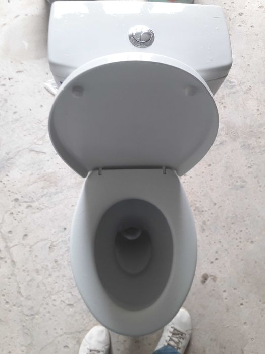 Унитаз б/у цвет белый с крышкой