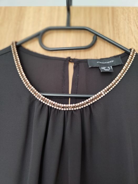 Ризка с камъчета около деколтето.