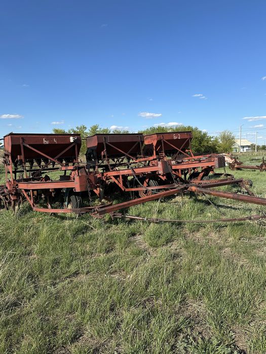 Гусеничный трактор сеялки