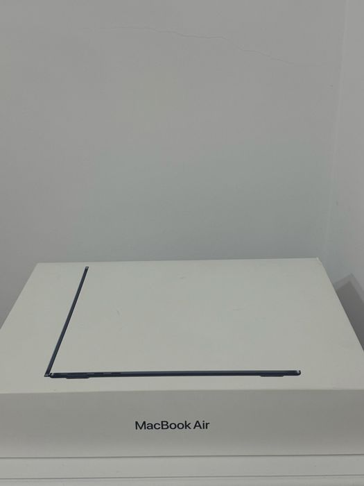 Laptop Apple Macbook Air 13” procesor Apple M3, 8 Nuclee CPU si 10 Nuclee GPU 16GB  512GB Midnight  Tastatura Internationala