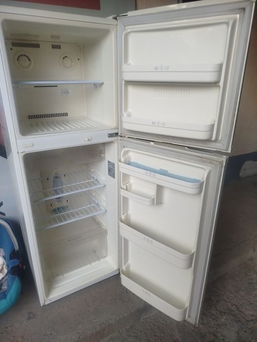 Продам холодильник в нормальном состоянии рабочий срочно обратиться.