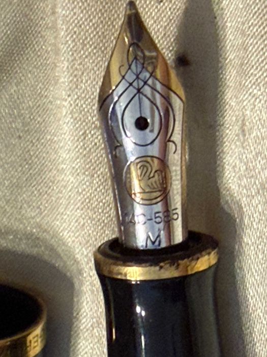 Stilou Pelikan Souveran M600, penita M aur 14K,