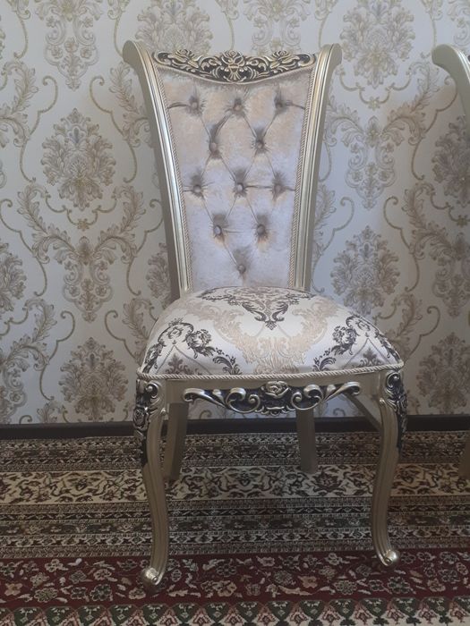 Стол стулья для гостиной