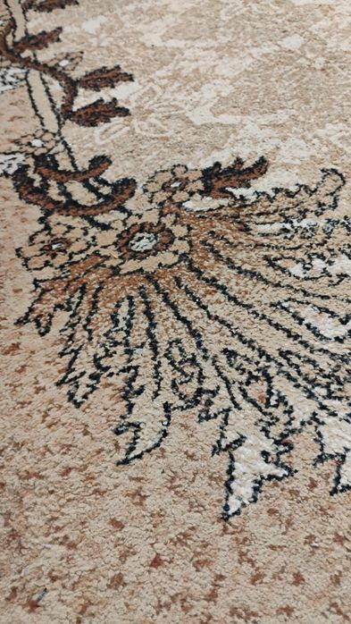 Продавам килим (ползван) в добро състояние. Размери 140/ 185 см.