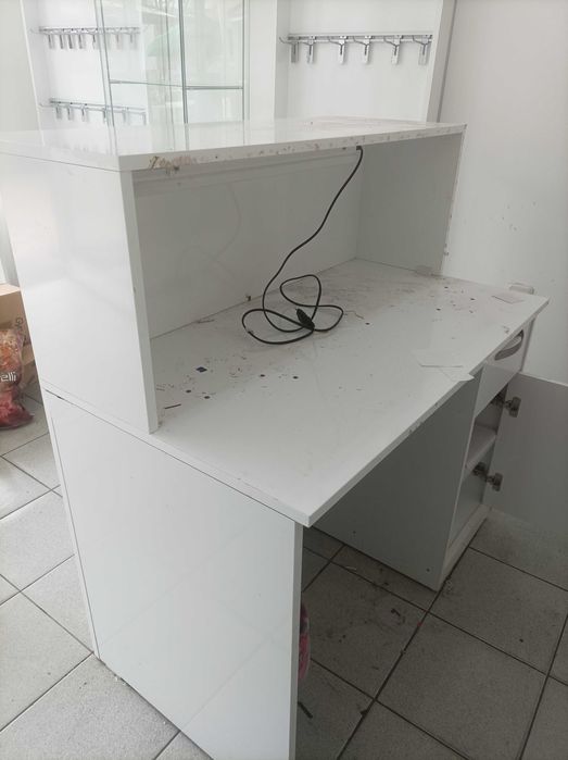 Мебели бял лак за магазин