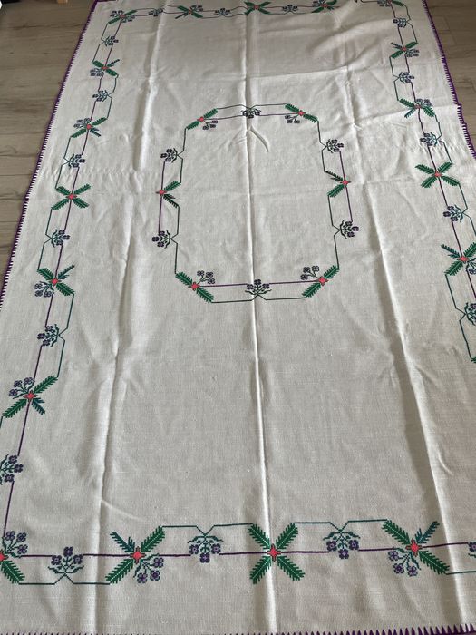 Față de masă tradițională cusută manual pe etamină – 135 × 222 cm + ștergar cadou