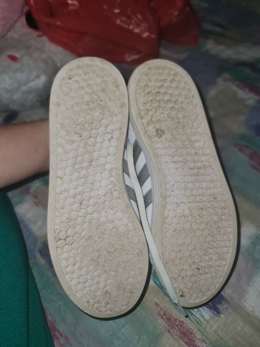 Adidasi dama nr 36, purtati foarte putin, ca noi.
