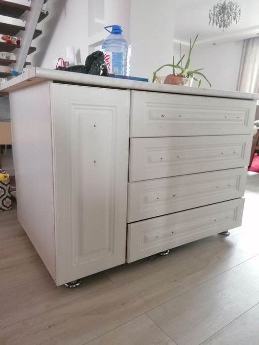 Продам стол* остров*