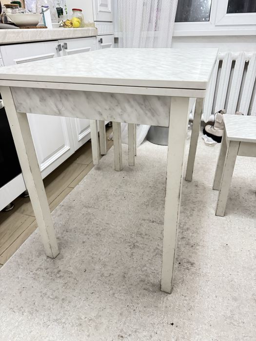 Продается Кухонный стол с табуретками