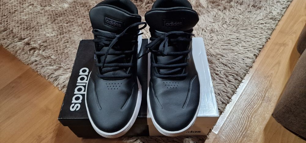 Маратонки Adidas и  Nike