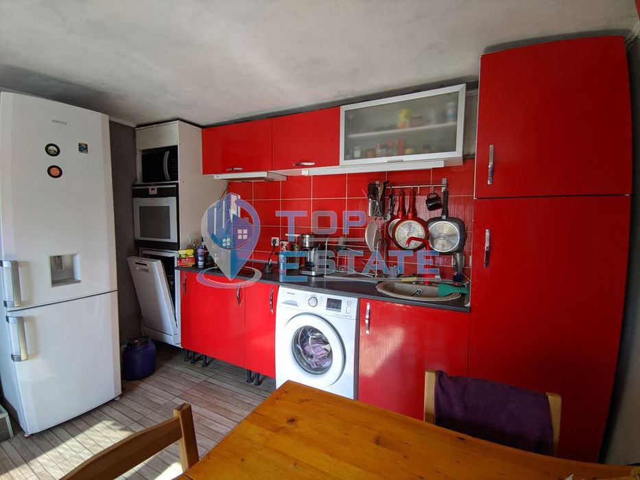 Едноетажна реновирана къща с голям двор в село Павел