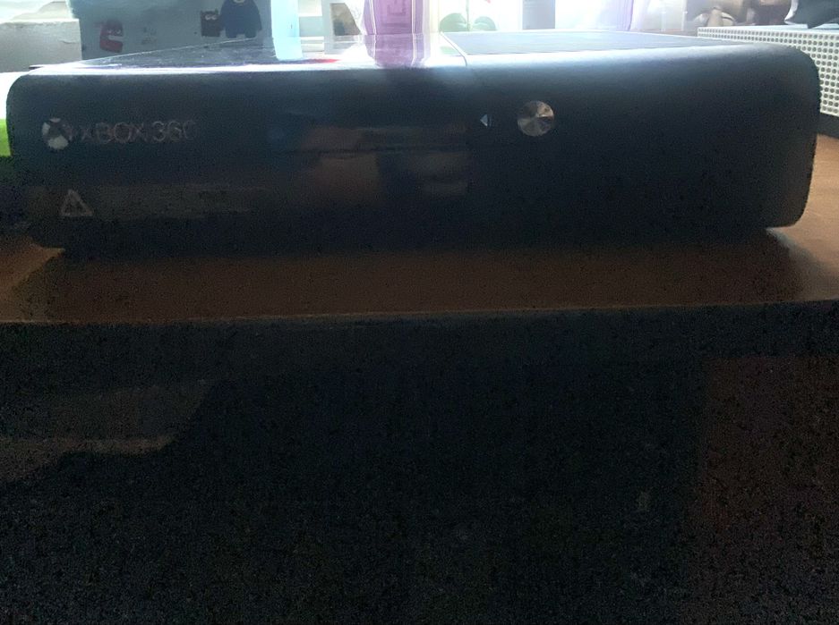 Xbox 360 perfect functional + 5 jocuri si un controler