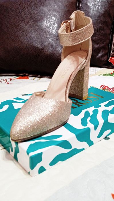 Блестящие золотые туфли