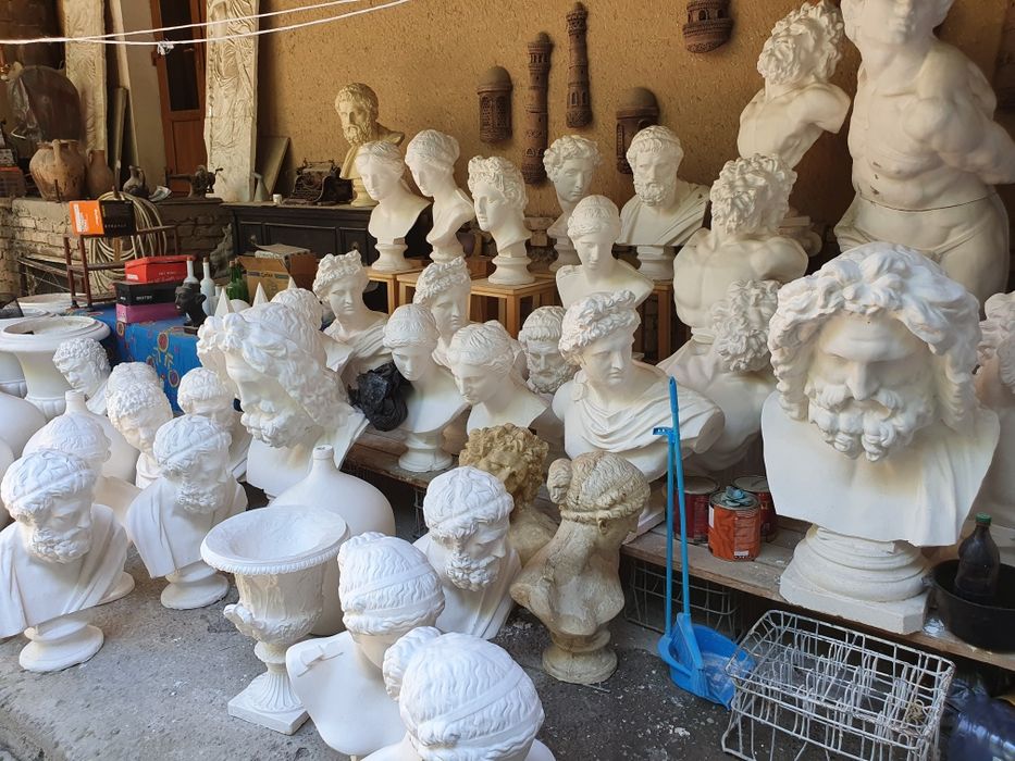 Скульптуры, барельефы,  роспись стен и потолков, художники