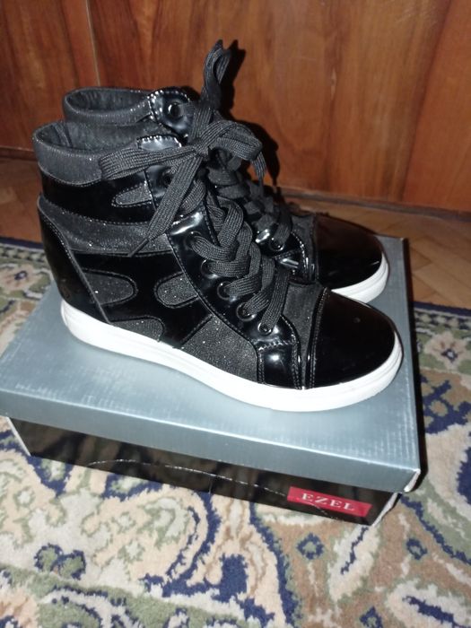 Продавам дамски спортни обувки