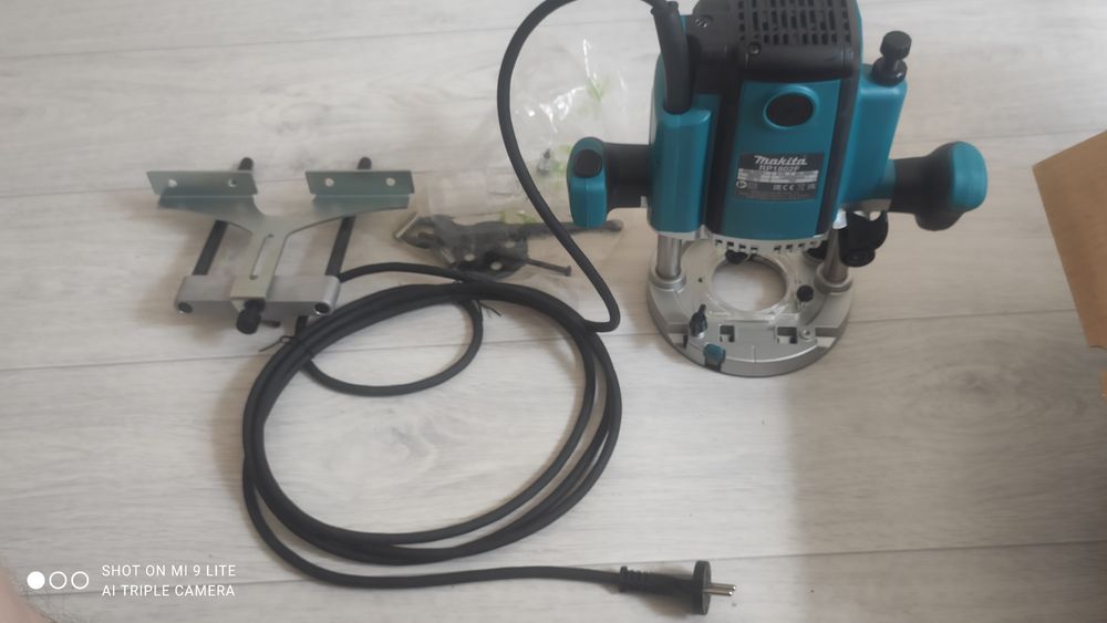 Фрезер Makita RP1802F