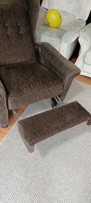 Doua fotolii unul piele și unul textil