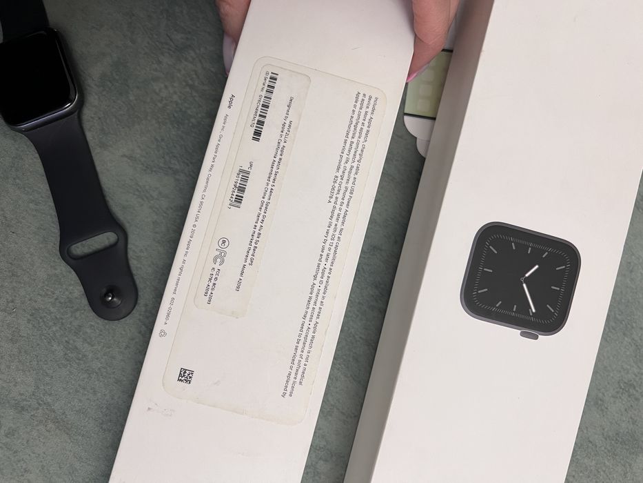 Продам часы apple watch 5, 44 оригинал