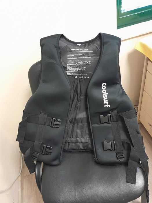 Продавам жилетка за сърфиране от 75 до 105 кг