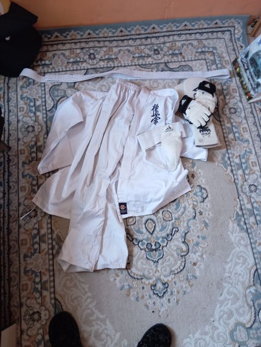 Продам кимано,перчатки,защита паха,шитки