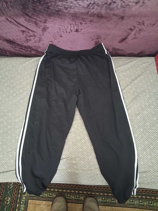 Панталон Adidas. С лека повреда.