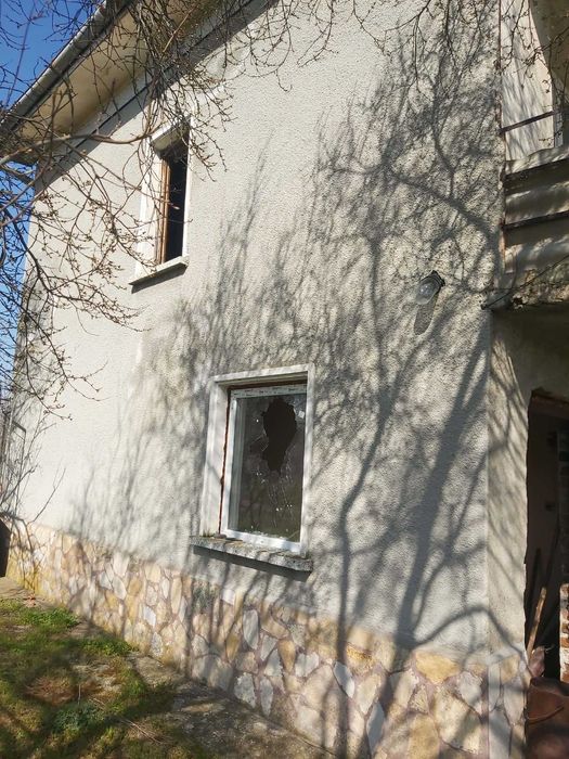 Продавам къща с двор в с. Средец