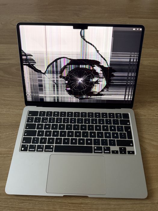 Apple Macbook Air M2 cu ecrans spart si neactivat