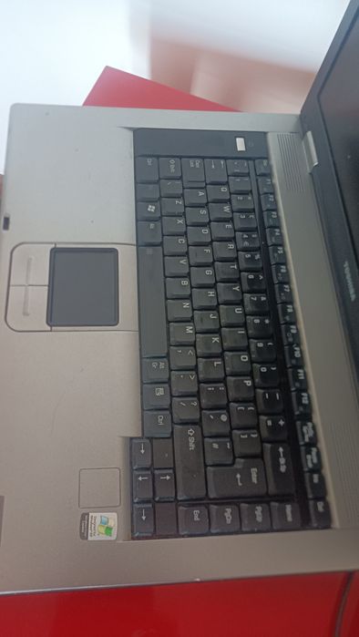 Procesor: Intel Core Duo T2050 - 1.6GHz (x2), 533MHz FSB, 2MB L2 Cache