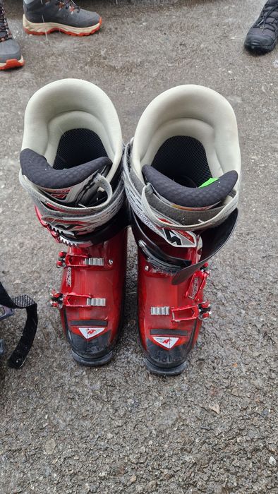 Schiuri, Clapari, Bețe, casca, haine